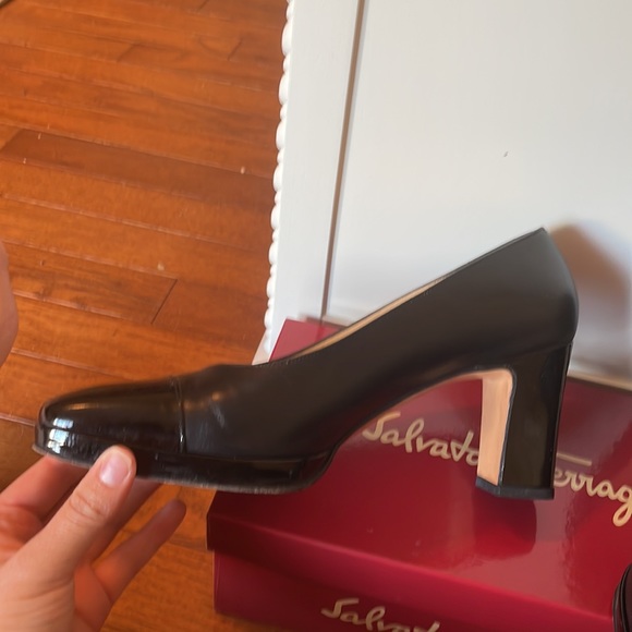 Salvatore Ferragamo black smooth and patent leather platform pump size 8 - Picture 3 of 9